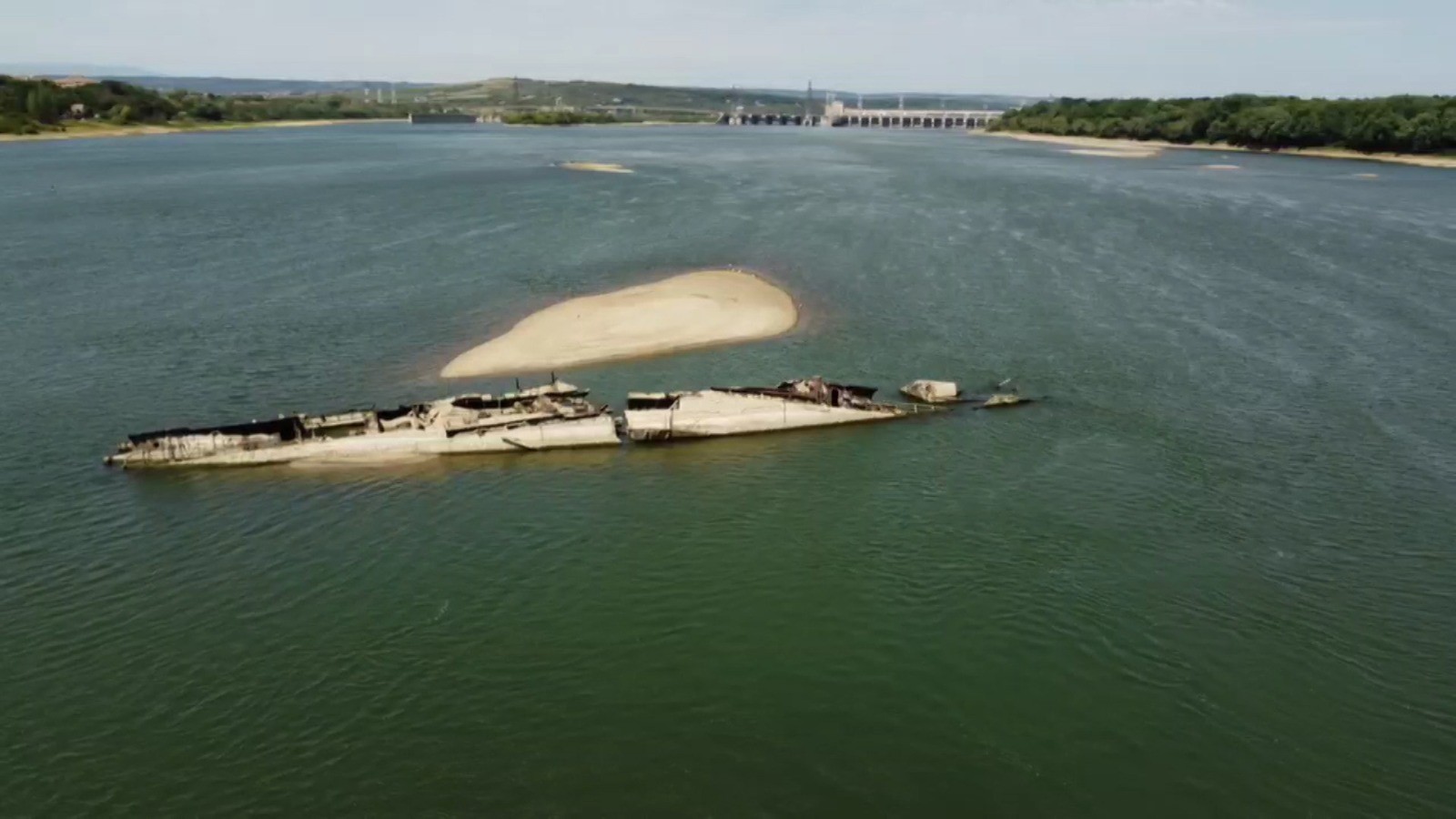 Dunărea, aproape de un minimul istoric. Din cauza secetei, în mijlocul fluviului au apărut insule de nisip