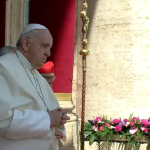 Papa Francisc “îl imploră” pe Putin să pună capăt “spiralei violenţei” în Ucraina