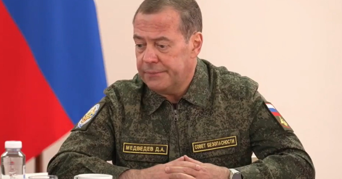 Medvedev, îmbrăcat în uniformă militară, aruncă în aer negocierile de pace: „Aspecte privind teritoriile și parametrii demilitarizării”