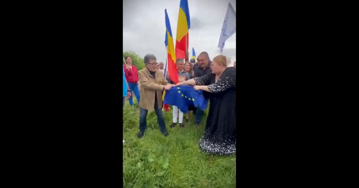 Diana Șoșoacă a sfâșiat drapelul UE de Ziua Europei. În aceeași zi a fost a fost la Ambasada Rusiei