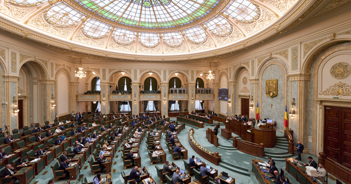 Proiect depus în Parlament pentru ca foștii colaboratori ai securității și cei condamnați definitiv să rămână fără ordine și medalii
