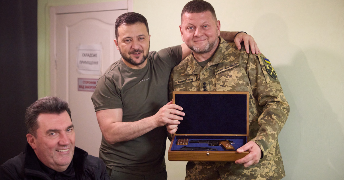 Ce scoruri ar obține Zelenski și Zalujnîi, fostul comandant al armatei, dacă ar fi alegeri prezidențiale în Ucraina (sondaj)