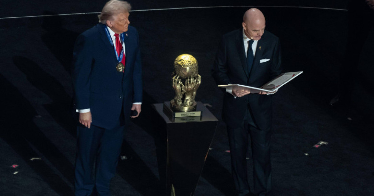 50 de europarlamentari cer o anchetă privind Premiul FIFA pentru Pace acordat de Gianni Infantino lui Donald Trump