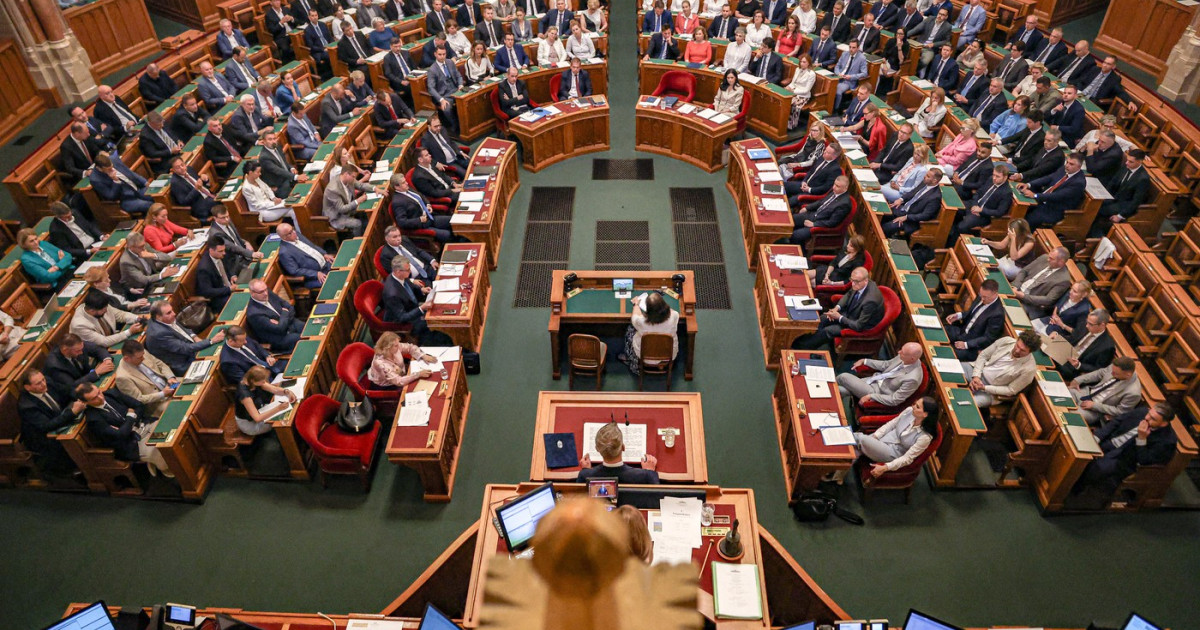 Premierul Peter Magyar propune ca parlamentarii maghiari să nu poată rămâne mai mult de 12 ani în legislativ