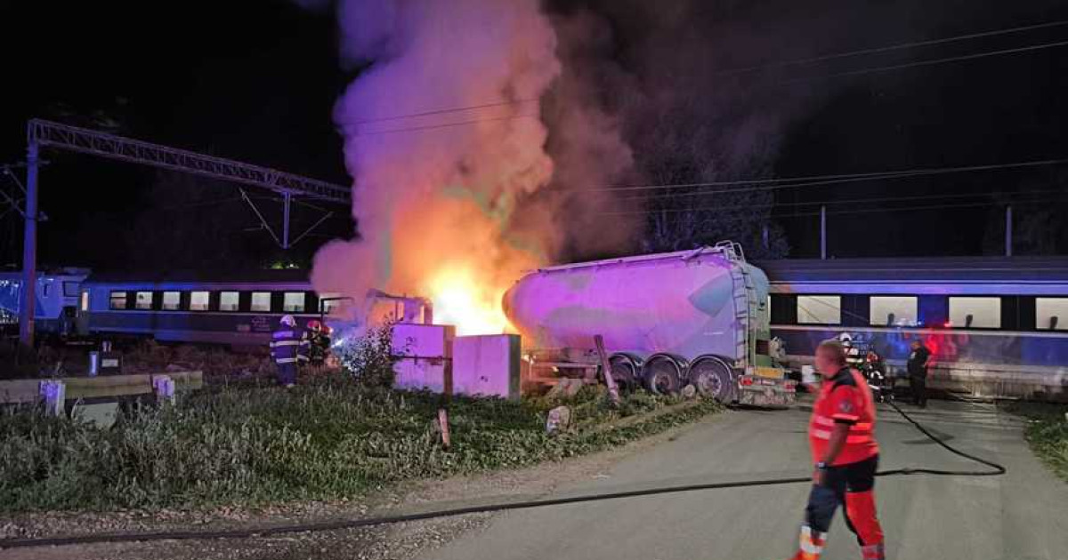 Accident între un tren de călători care se îndrepta spre Constanţa şi o autocisternă: 200 de călători evacuaţi. Camionul a luat foc