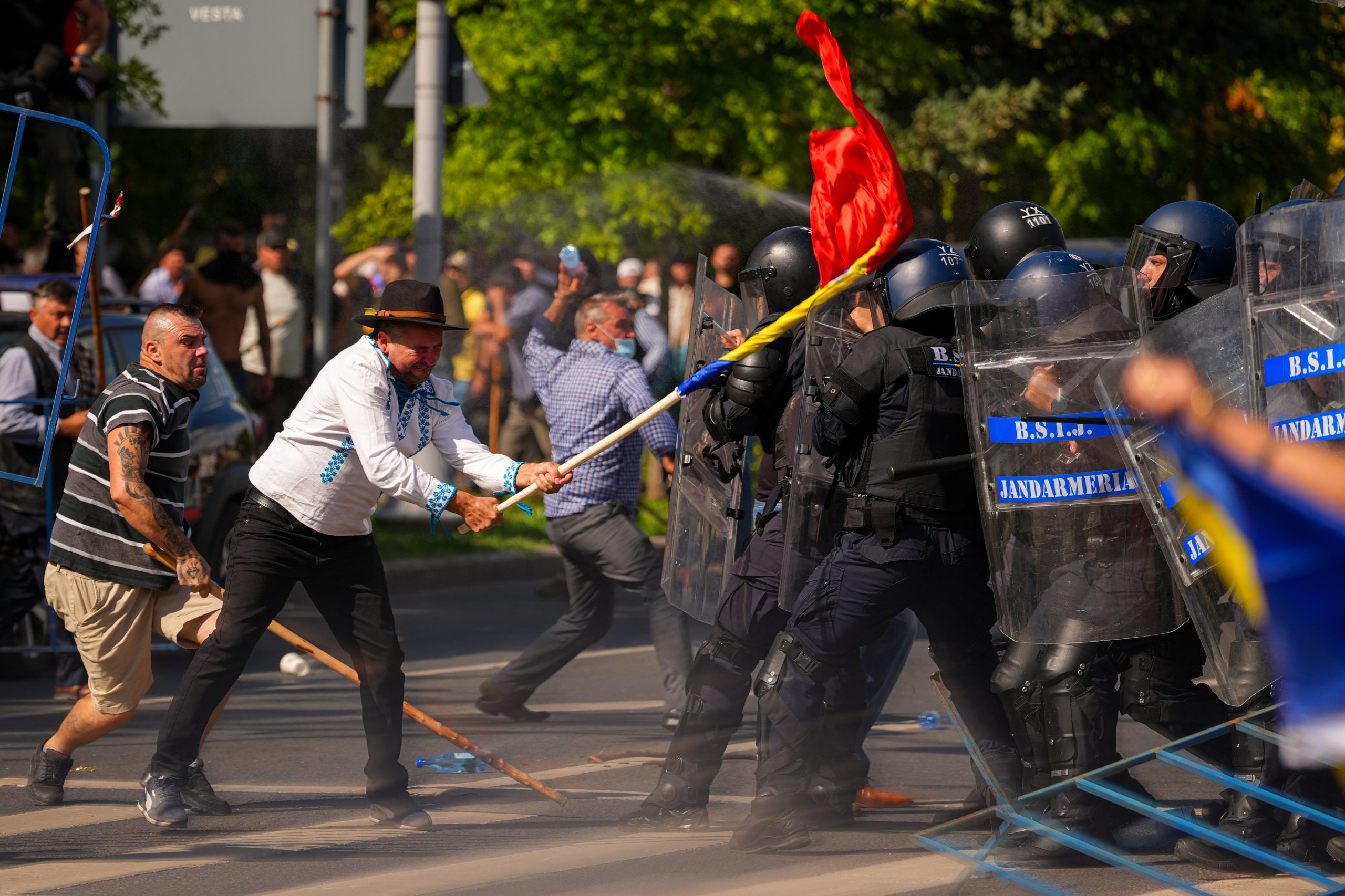 Violențe în Capitală. Protestul ciobanilor, deturnat: 47 de oameni duși la Poliție, un bărbat reținut. Mai mulți jurnaliști, agresați