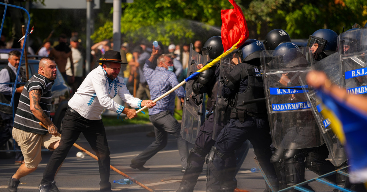 Piața Victoriei, sub asediu: imagini cu ce nu s-a văzut la TV din ciocnirile dintre protestatari și jandarmi