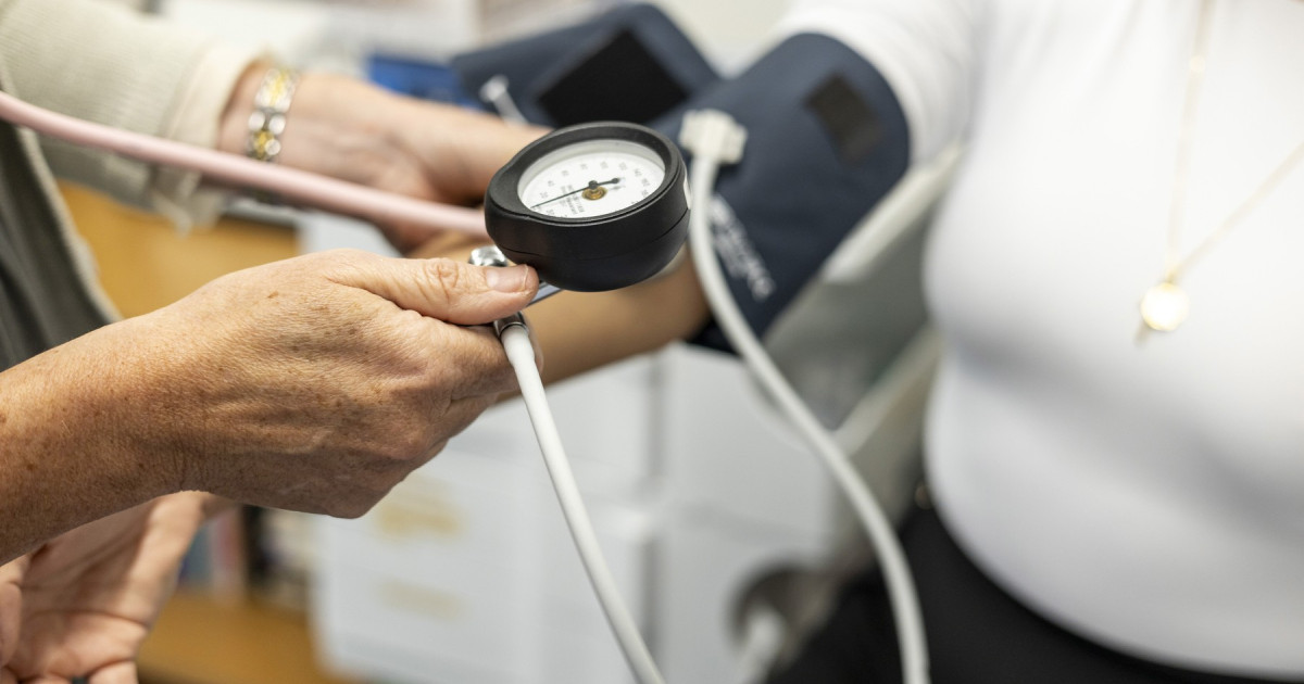 Ce activitate simplă poate reduce tensiunea arterială mai mult decât 30 de minute de exerciții fizice moderate (studiu)