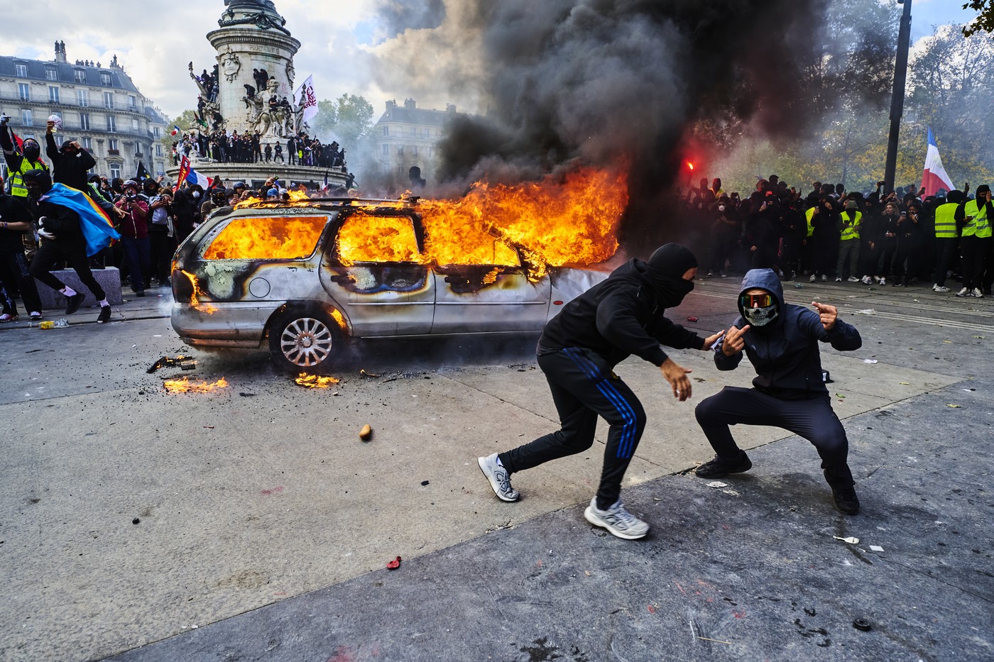 Celulă de criză în Franța: mașini incendiate, vitrine sparte și 2.400 de arestări. Macron: „Violențe nesăbuite, nimic nu le justifică”